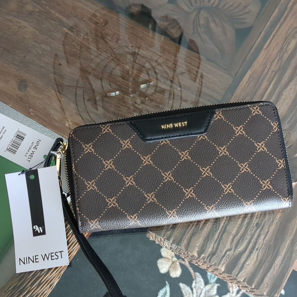 Nine West clutch NWT